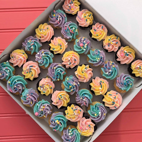Assortiment de 36 mini cupcakes couleurs pastel - Les Glaceurs